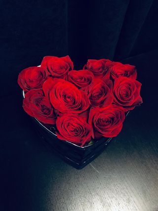 Cutie cu trandafiri rosii in forma de inima.