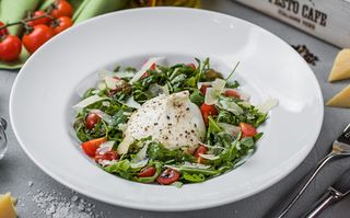 Салат з сиром Моцарела Бурата та руколою 