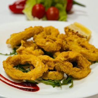 Calamar pane cu cartofi prăjiți, salata și sos