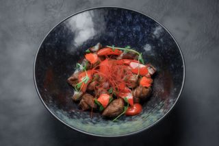 ЯГНЯ СМАЖЕНЕ WOK З СОУСОМ БЛЕК ПЕППЕР ТА БОБАМИ (260/10г)