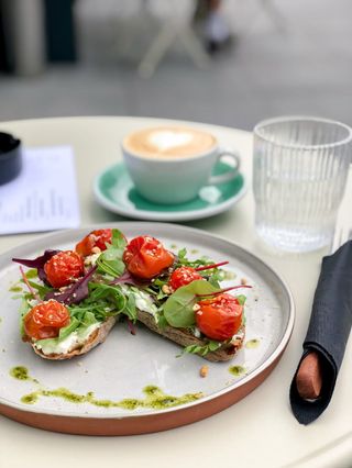 Toast cu feta aerată și roșii coapte