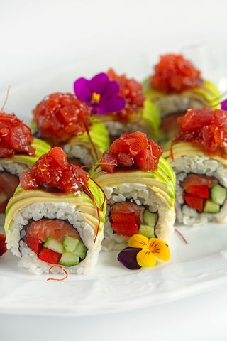 Рол з авокадо, лососем та тунцем (320)