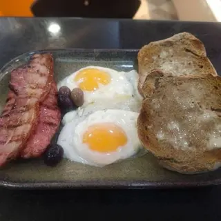 Ovos Estrelados com salsicha e bacon