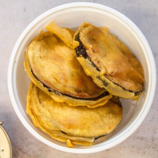 Berinjela Frita (Aubegjine fritters) com Molho Caseiro