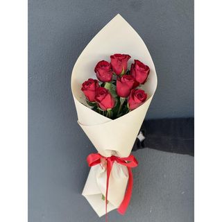 7 червоних троянд з пакуванням