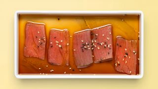 296.Карпачо с риба тон, Понзу сос и сусамови семки