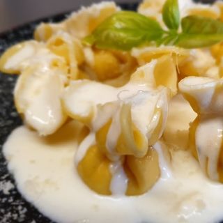 Saquitos pera y salsa 4 quesos