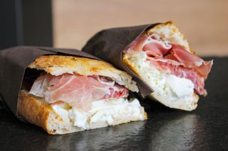 Crudo, mozzarella - media