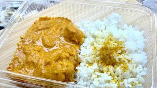 Plat de pollastre al curry amb arròs