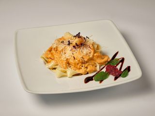 Фетучінні з куркою у вершковому соусі (200/175г)