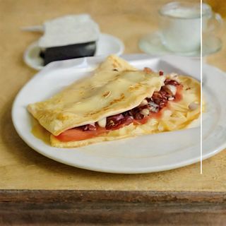 Crepes salame piccante, emmental, funghi, patatine