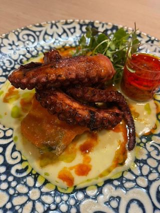 Pulpo braseado, cremoso de patata y mojo rojo.