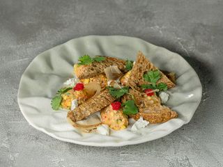 Тартар з лосося, смаженого бекону,ніжного авокадо, огірка та картоплі