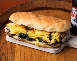 O Famo Strano con frittata di patate e cipolle