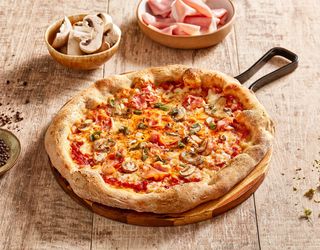 Prosciutto e Funghi Napoletana