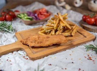 Grilled chicken breast și cartofi prăjiți