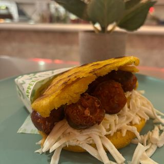 Arepa con chorizo 