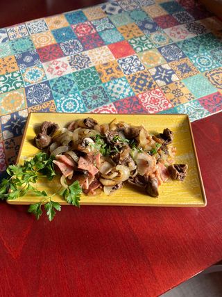 Пилешки сърца на тиган с бекон, лук и гъби (250г)