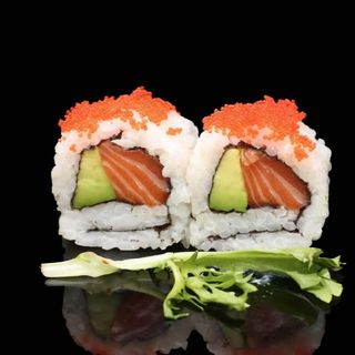 145-uramaki de salmon aguacate y  tobico