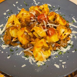 Tortelloni con salsa boscaiola
