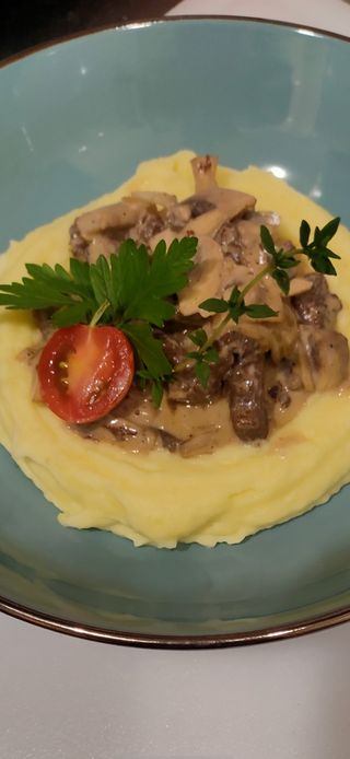 Біф-строганов з телятини з картоп пюре (310г)