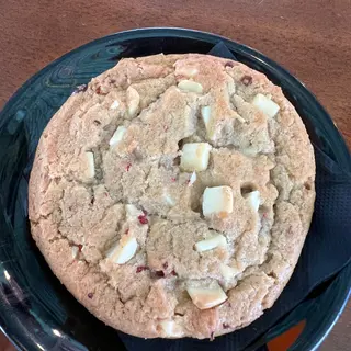 Cookie rubia frambuesa con chip blanco.