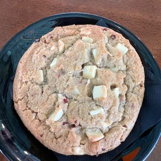 Cookie rubia frambuesa con chip blanco.