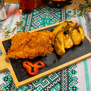 Snitel PANKO din muschiulet de porc cu parmezan si garnitura la alegere