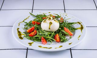 ბურატა და ჩერი პომიდორი პესტოსთან ერთად