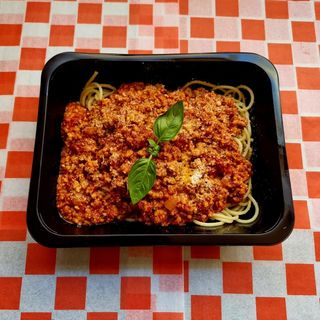 Spaghetti w Sosie Bolognese z Parmezanem i Świeżą Bazylią
