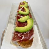 Tostada de jamón Serrano y aguacate 