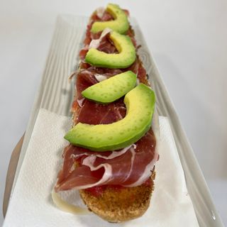 Tostada de jamón Serrano y aguacate 