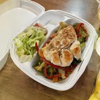 Legume la tigaie cu piept de pui pe grill si salata