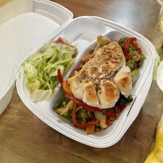 Legume la tigaie cu piept de pui pe grill si salata