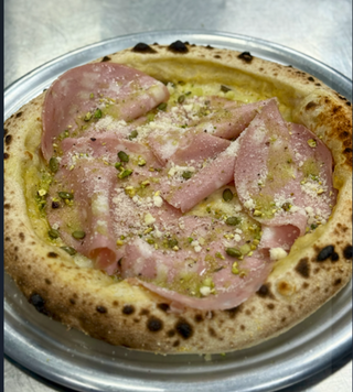 Піца з мортаделлою та гарбузовим соусом