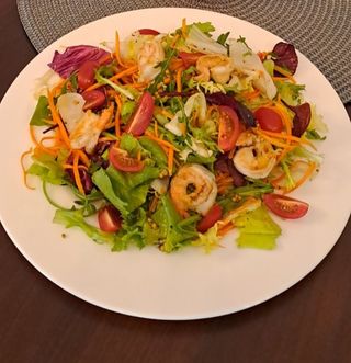 Sałatka z krewetkami i awokado