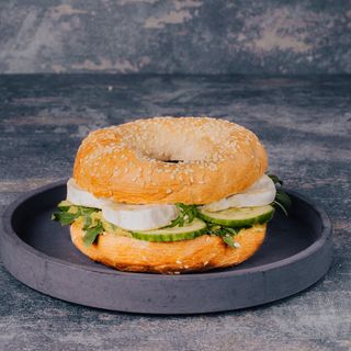 Bajgiel z serem kozim