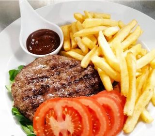 Hamburger di manzo al piatto 200 g con contorno di patatine fritte