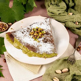 Clatita din aluat cu cacao,crema de fistic si fistic intreg