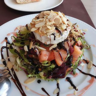 Ensalada De Rulo De Cabra y Frutos Secos