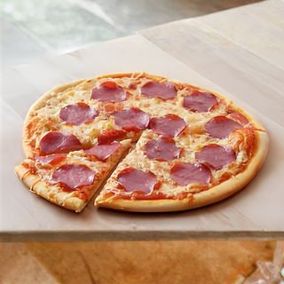 Salami pizza