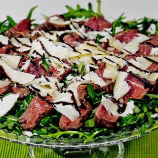Tagliata di manzo con rucola e pomodorini