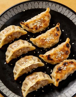 Pržene knedle sa svinjetinom 猪肉煎饺