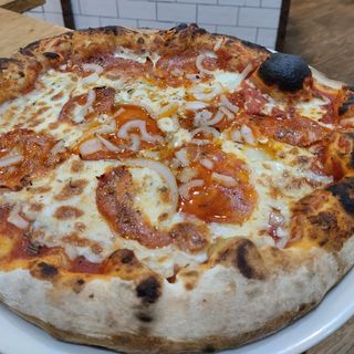 Pizza Diavola con cipolla