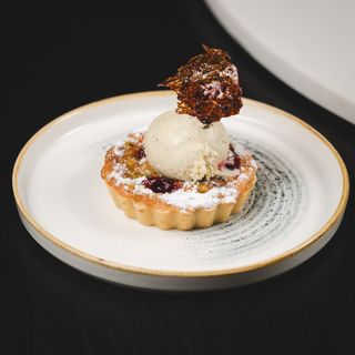 44. Crumble od višnje i pistaća sa sladoledom od vanille