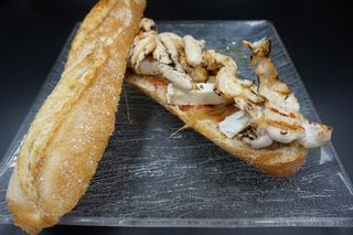 Bocata Pollastre A La Brasa Amb Formatge De Rulo Cabra I Ceba Caramel