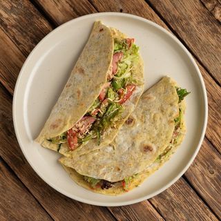 Кесаділля з тофу, кіноа, овочами та горіховим соусом (250г)