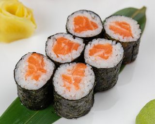 Макі з лососем 