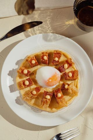 Torreznos con huevo a baja temperatura y kimchi
