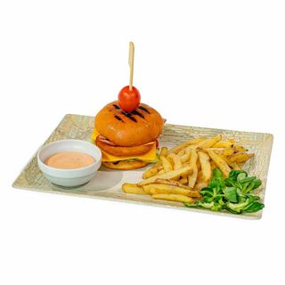 Burger de Pui cu Cartofi Prajiti si Sos Calypso